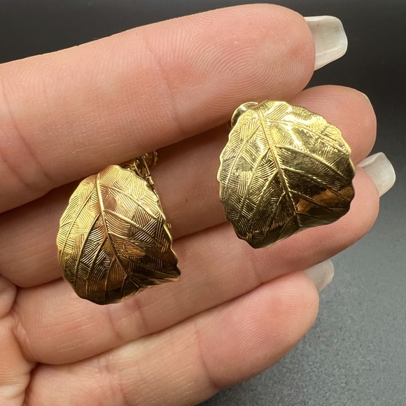 Napier Jewelry - Vintage signed Napier gold tone leaf earrings